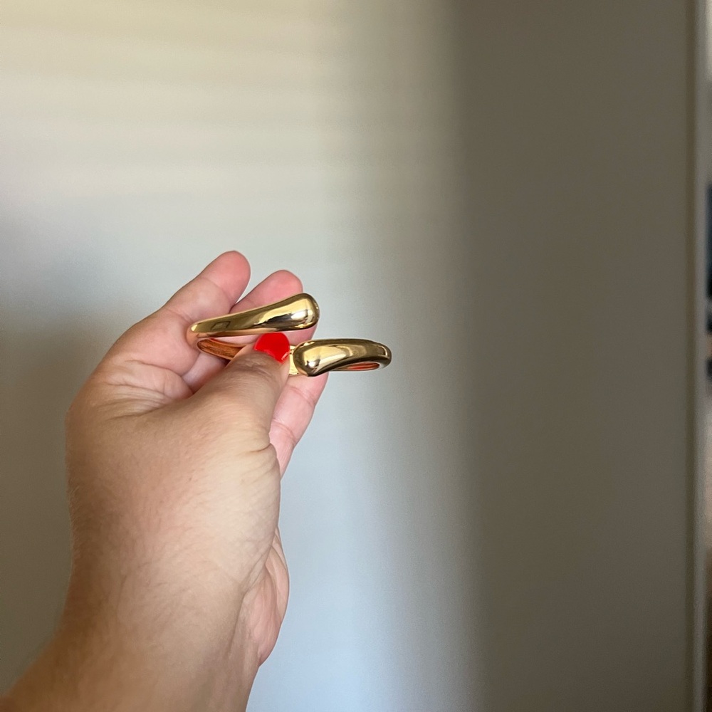 Elegant Gold Hinge bracelet